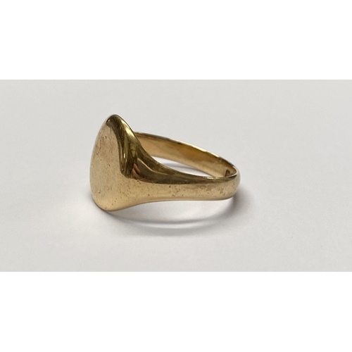119 - A SOLID 18CT GOLD SIGNET RING, hallmarked London, with a date letter of ‘h’ for 1923. Ring size: Q. ... 