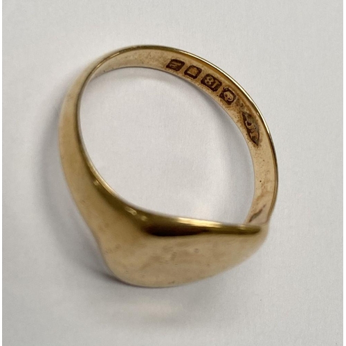 119 - A SOLID 18CT GOLD SIGNET RING, hallmarked London, with a date letter of ‘h’ for 1923. Ring size: Q. ... 