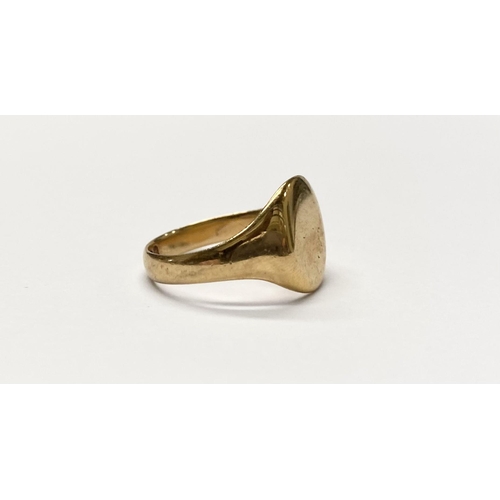 119 - A SOLID 18CT GOLD SIGNET RING, hallmarked London, with a date letter of ‘h’ for 1923. Ring size: Q. ... 