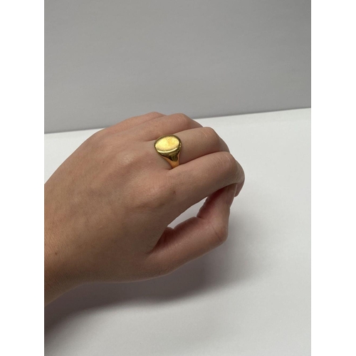 119 - A SOLID 18CT GOLD SIGNET RING, hallmarked London, with a date letter of ‘h’ for 1923. Ring size: Q. ... 