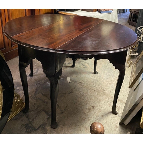 184 - AN 18TH CENTURY MAHOGANY DROP LEAF DINING TABLE, circular top with carved beaded border raised on le... 
