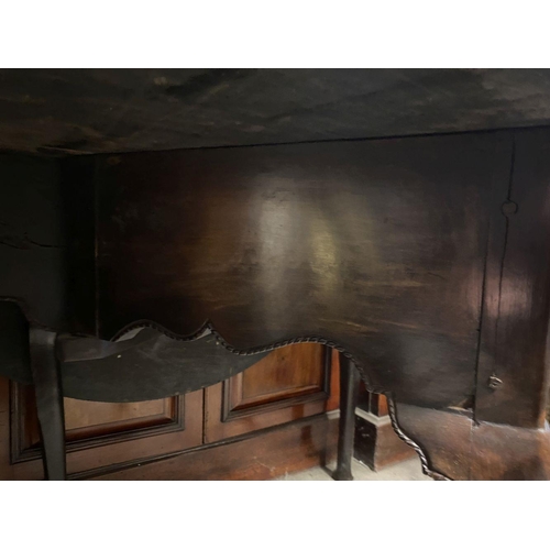 184 - AN 18TH CENTURY MAHOGANY DROP LEAF DINING TABLE, circular top with carved beaded border raised on le... 