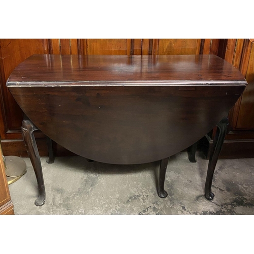 184 - AN 18TH CENTURY MAHOGANY DROP LEAF DINING TABLE, circular top with carved beaded border raised on le... 