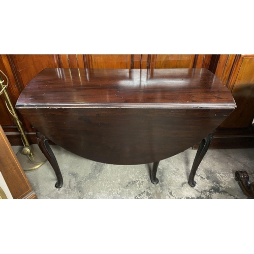 184 - AN 18TH CENTURY MAHOGANY DROP LEAF DINING TABLE, circular top with carved beaded border raised on le... 
