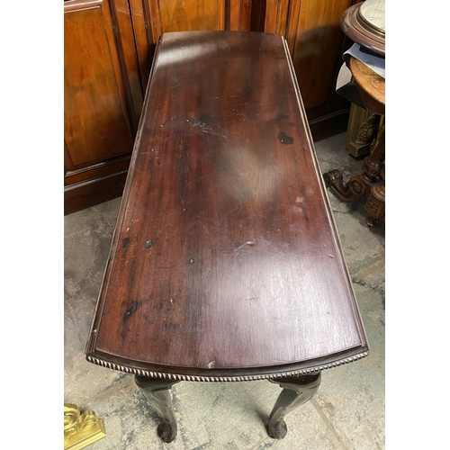 184 - AN 18TH CENTURY MAHOGANY DROP LEAF DINING TABLE, circular top with carved beaded border raised on le... 