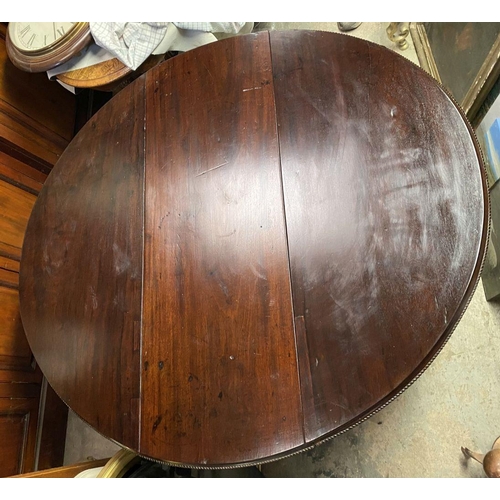 184 - AN 18TH CENTURY MAHOGANY DROP LEAF DINING TABLE, circular top with carved beaded border raised on le... 