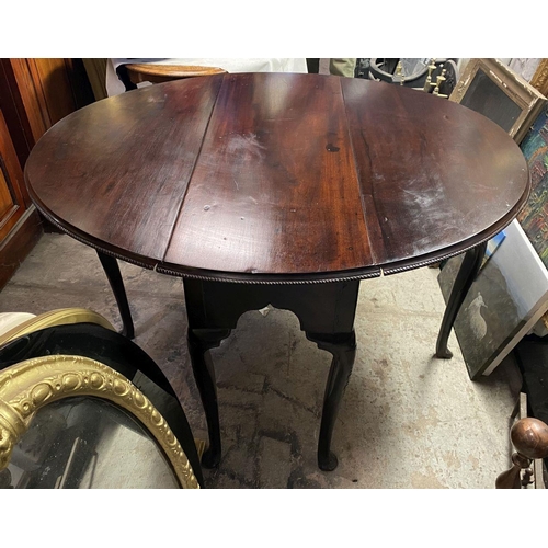 184 - AN 18TH CENTURY MAHOGANY DROP LEAF DINING TABLE, circular top with carved beaded border raised on le... 