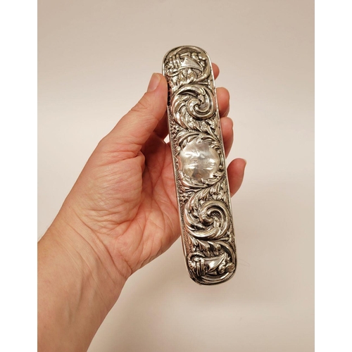187 - A MIXED SILVER DRESSING TABLE LOT: includes; (i) A pair of silver topped clothes brushes, each 15cm ... 