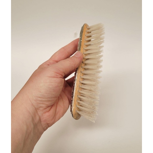 187 - A MIXED SILVER DRESSING TABLE LOT: includes; (i) A pair of silver topped clothes brushes, each 15cm ... 