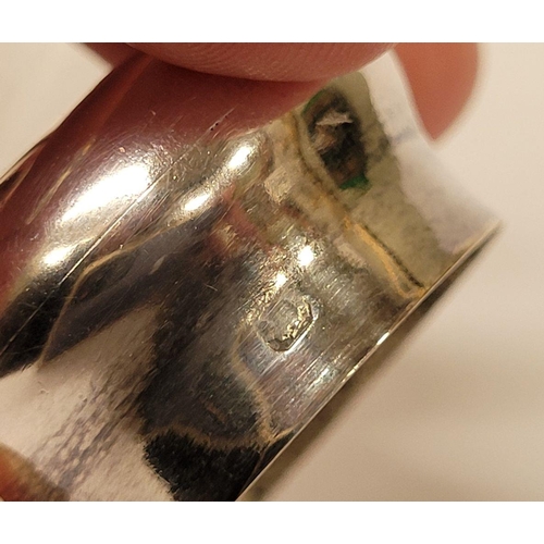 187 - A MIXED SILVER DRESSING TABLE LOT: includes; (i) A pair of silver topped clothes brushes, each 15cm ... 