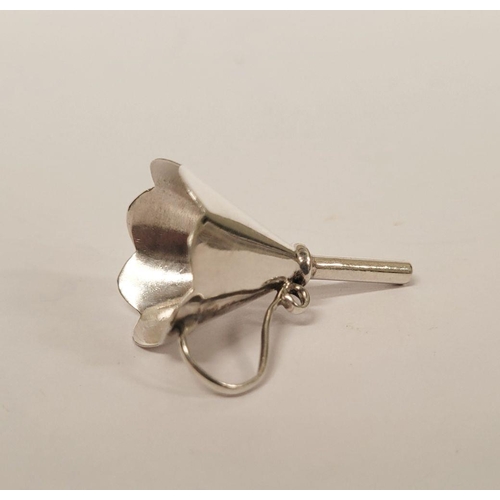 187 - A MIXED SILVER DRESSING TABLE LOT: includes; (i) A pair of silver topped clothes brushes, each 15cm ... 