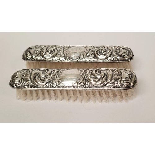 187 - A MIXED SILVER DRESSING TABLE LOT: includes; (i) A pair of silver topped clothes brushes, each 15cm ... 