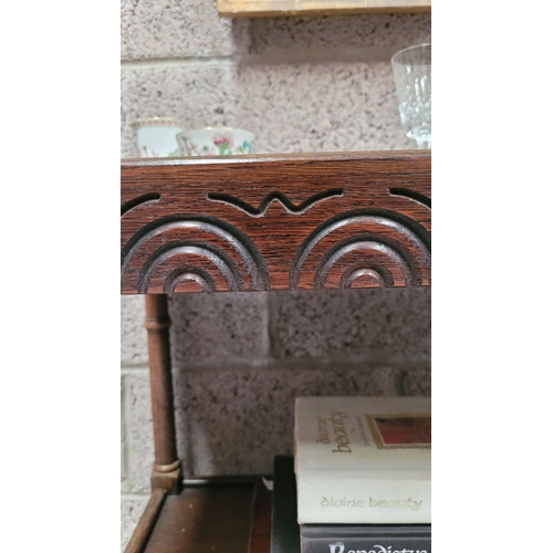 192 - A SMALL TWO-TIER QUATERSAWN OAK WHAT-NOT / TROLLEY, on block and column legs, with distinctive quart... 