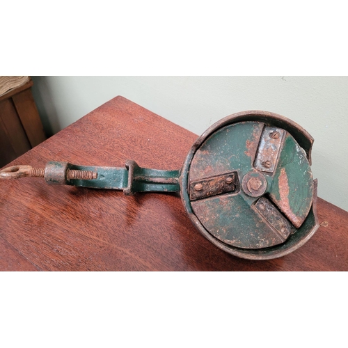 195 - AN EARLY 20TH CENTURY SPONGS BEAN SLICER, cast iron & wooden implement; popular at the end of the 19... 