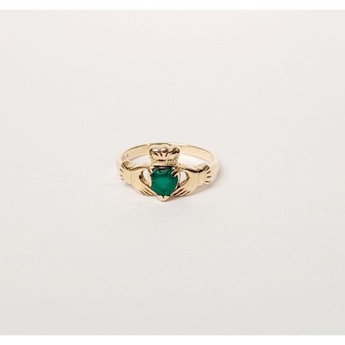 207 - A 10CT YELLOW GOLD EMERALD SET CLADDAGH RING, the emerald piece set to the centre in a heart shape. ... 