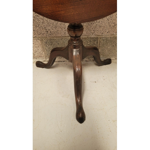 224 - A VERY GOOD QUALITY IRISH MAHOGANY LATE 18TH CENTURY / EARLY 19TH CENTURY TIP UP TABLE, the circular... 