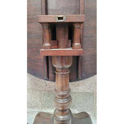 224 - A VERY GOOD QUALITY IRISH MAHOGANY LATE 18TH CENTURY / EARLY 19TH CENTURY TIP UP TABLE, the circular... 