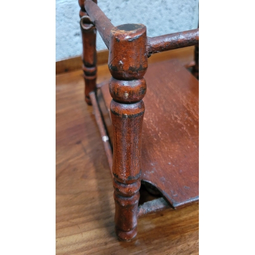 65 - AN ANTIQUE METAMORPHIC DOLLS HIGH CHAIR, with tray & foot rests, turned supports & arm rests. Folds ... 