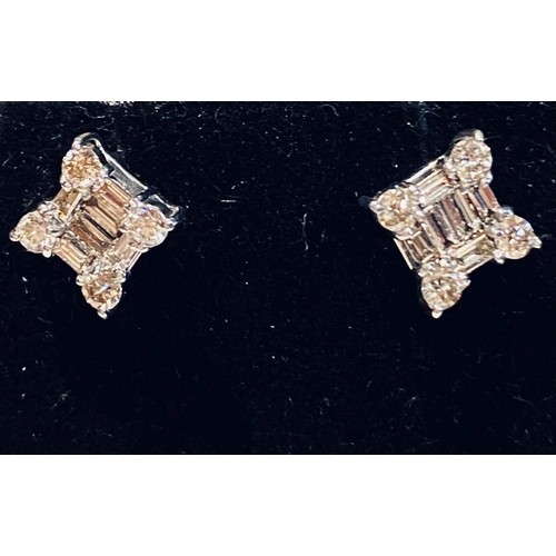71 - A PAIR OF PRETTY 18CT WHITE GOLD DIAMOND CLUSTER STUD EARRINGS, set with baguette & brilliant cut di... 