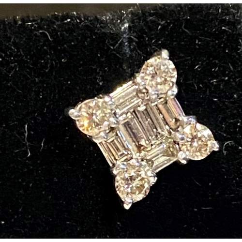 71 - A PAIR OF PRETTY 18CT WHITE GOLD DIAMOND CLUSTER STUD EARRINGS, set with baguette & brilliant cut di... 