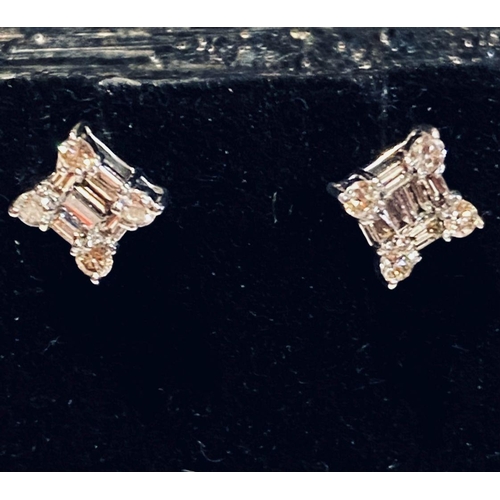 71 - A PAIR OF PRETTY 18CT WHITE GOLD DIAMOND CLUSTER STUD EARRINGS, set with baguette & brilliant cut di... 