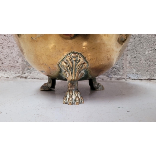 77 - A LATE 19TH / EARLY 20TH CENTURY BRASS COAL / FIRE FUEL BUCKET, with a finial topped lid, pierced de... 