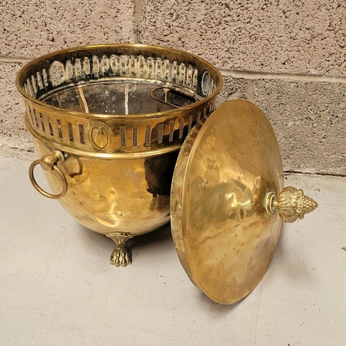 77 - A LATE 19TH / EARLY 20TH CENTURY BRASS COAL / FIRE FUEL BUCKET, with a finial topped lid, pierced de... 