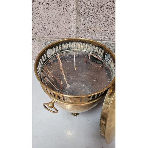 77 - A LATE 19TH / EARLY 20TH CENTURY BRASS COAL / FIRE FUEL BUCKET, with a finial topped lid, pierced de... 