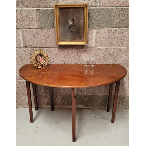 92 - AN IRISH GEORGIAN MAHOGANY DROP LEAF ‘HUNTS’ TABLE, the deep ‘D’ shaped leaves lift up and rest on a... 