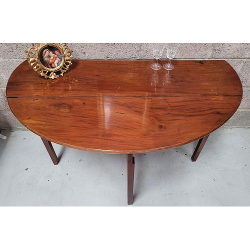 92 - AN IRISH GEORGIAN MAHOGANY DROP LEAF ‘HUNTS’ TABLE, the deep ‘D’ shaped leaves lift up and rest on a... 