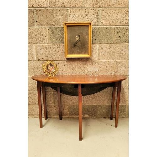 92 - AN IRISH GEORGIAN MAHOGANY DROP LEAF ‘HUNTS’ TABLE, the deep ‘D’ shaped leaves lift up and rest on a... 