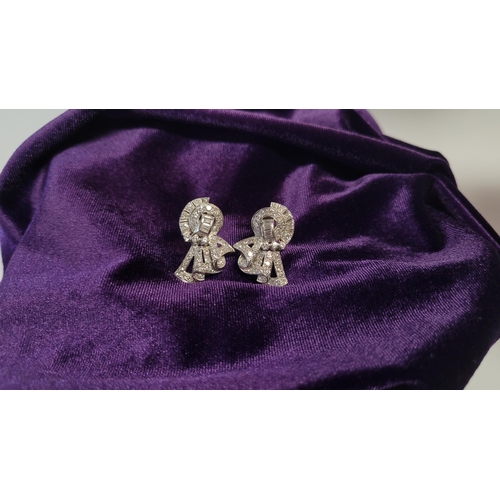 10 - A WONDERFUL ART DECO PAIR OF SPARKING DIAMOND EARRINGS IN PLATINUM, circa 1950s, with an approximate... 