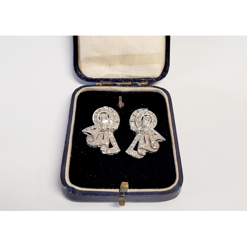 10 - A WONDERFUL ART DECO PAIR OF SPARKING DIAMOND EARRINGS IN PLATINUM, circa 1950s, with an approximate... 