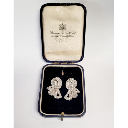 10 - A WONDERFUL ART DECO PAIR OF SPARKING DIAMOND EARRINGS IN PLATINUM, circa 1950s, with an approximate... 