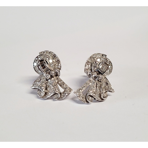 10 - A WONDERFUL ART DECO PAIR OF SPARKING DIAMOND EARRINGS IN PLATINUM, circa 1950s, with an approximate... 