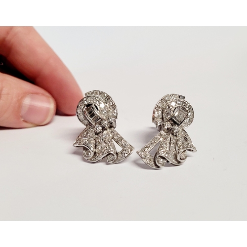 10 - A WONDERFUL ART DECO PAIR OF SPARKING DIAMOND EARRINGS IN PLATINUM, circa 1950s, with an approximate... 