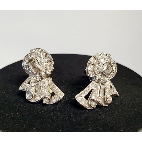 10 - A WONDERFUL ART DECO PAIR OF SPARKING DIAMOND EARRINGS IN PLATINUM, circa 1950s, with an approximate... 