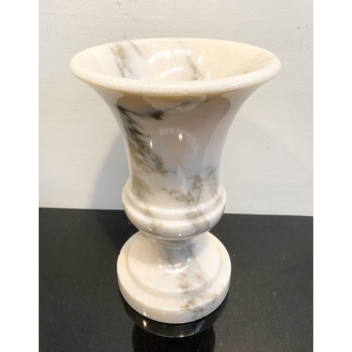 104 - A BEAUTIFUL WHITE MARBLE URN VASE, simple elegant form on circular platform base. Dimensions: 21cm h... 