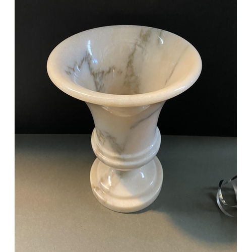 104 - A BEAUTIFUL WHITE MARBLE URN VASE, simple elegant form on circular platform base. Dimensions: 21cm h... 