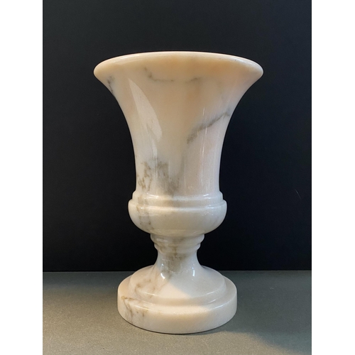 104 - A BEAUTIFUL WHITE MARBLE URN VASE, simple elegant form on circular platform base. Dimensions: 21cm h... 