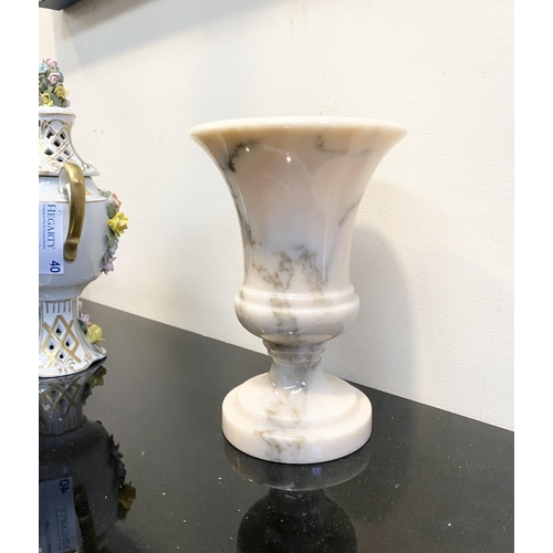 104 - A BEAUTIFUL WHITE MARBLE URN VASE, simple elegant form on circular platform base. Dimensions: 21cm h... 