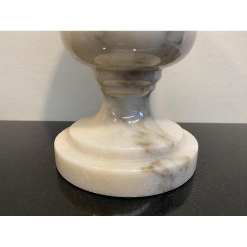 104 - A BEAUTIFUL WHITE MARBLE URN VASE, simple elegant form on circular platform base. Dimensions: 21cm h... 