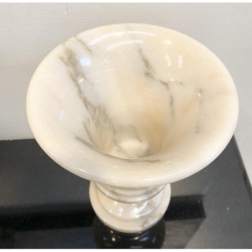 104 - A BEAUTIFUL WHITE MARBLE URN VASE, simple elegant form on circular platform base. Dimensions: 21cm h... 