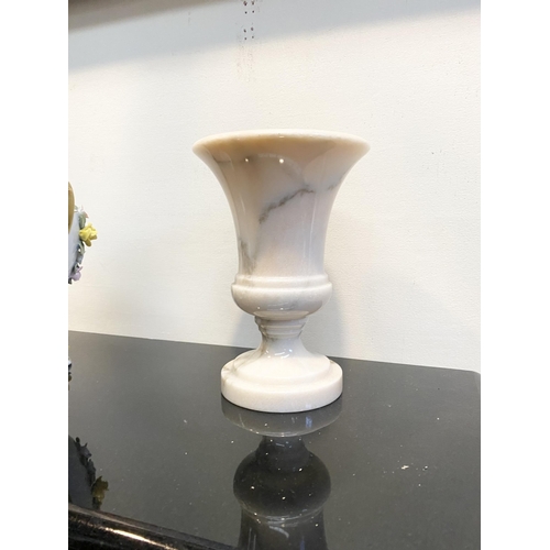 104 - A BEAUTIFUL WHITE MARBLE URN VASE, simple elegant form on circular platform base. Dimensions: 21cm h... 