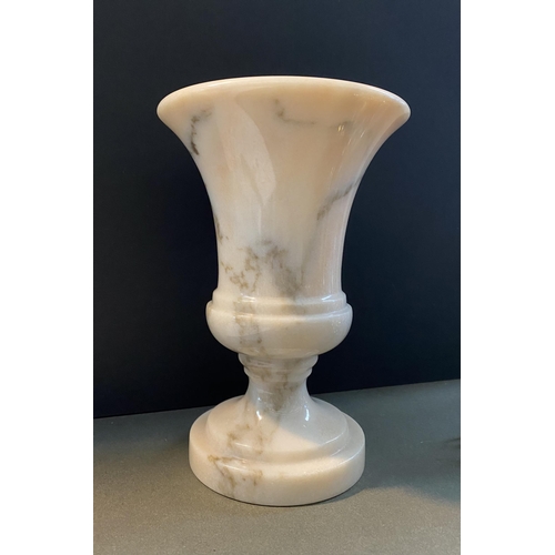 104 - A BEAUTIFUL WHITE MARBLE URN VASE, simple elegant form on circular platform base. Dimensions: 21cm h... 