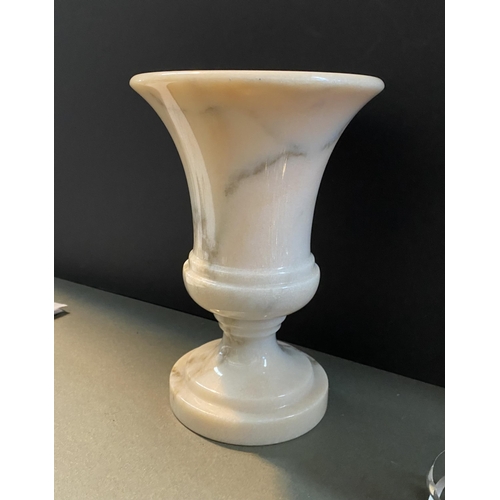 104 - A BEAUTIFUL WHITE MARBLE URN VASE, simple elegant form on circular platform base. Dimensions: 21cm h... 