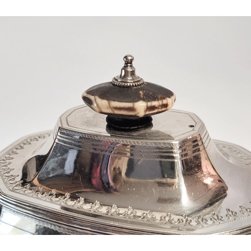 123 - AN EXQUISITE LATE 18TH CENTURY GEORGE III SILVER TEA POT BY ROBERT HENNELL I, the octagonal shaped p... 