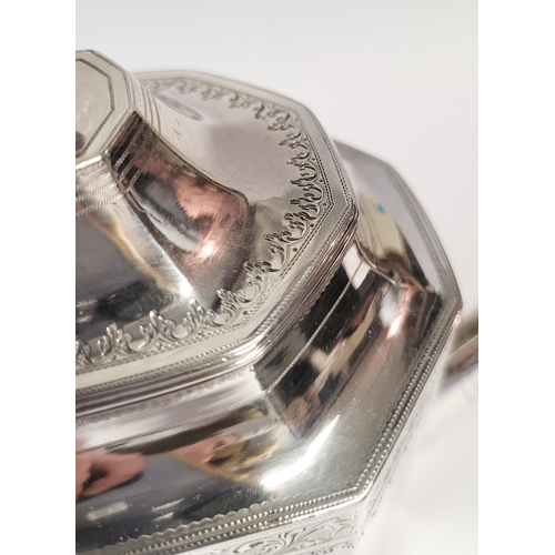 123 - AN EXQUISITE LATE 18TH CENTURY GEORGE III SILVER TEA POT BY ROBERT HENNELL I, the octagonal shaped p... 