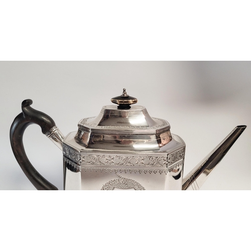 123 - AN EXQUISITE LATE 18TH CENTURY GEORGE III SILVER TEA POT BY ROBERT HENNELL I, the octagonal shaped p... 