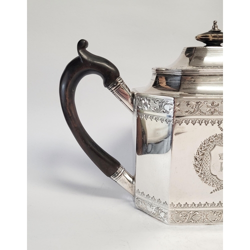 123 - AN EXQUISITE LATE 18TH CENTURY GEORGE III SILVER TEA POT BY ROBERT HENNELL I, the octagonal shaped p... 